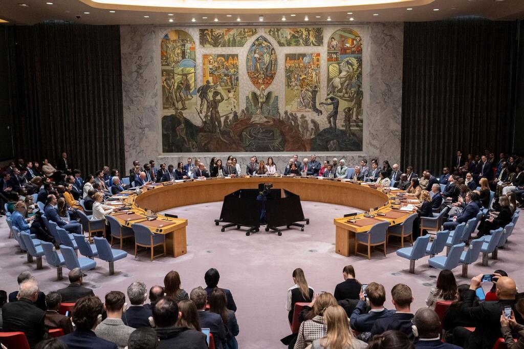 安理会关于冲突中儿童、技术与教育的会议全景图。